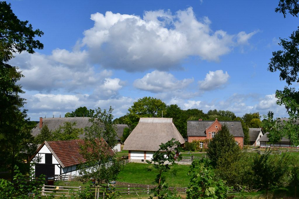 Reetgedeckte Häuser des Dorfes