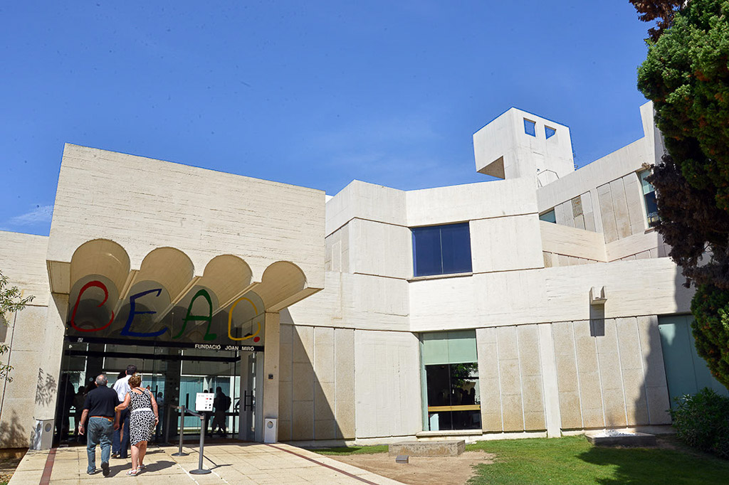 Eingang der Fundació Joan Miró in einem weißen Betonbau