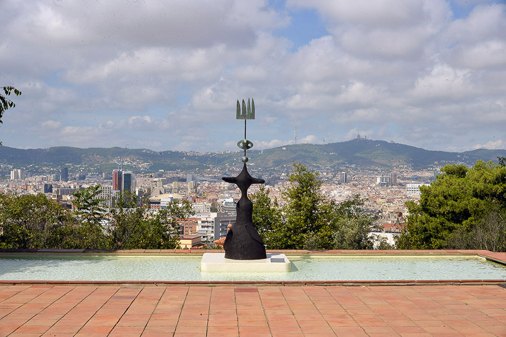 Skulptur auf der Terrasse mit Blick über die Stadt