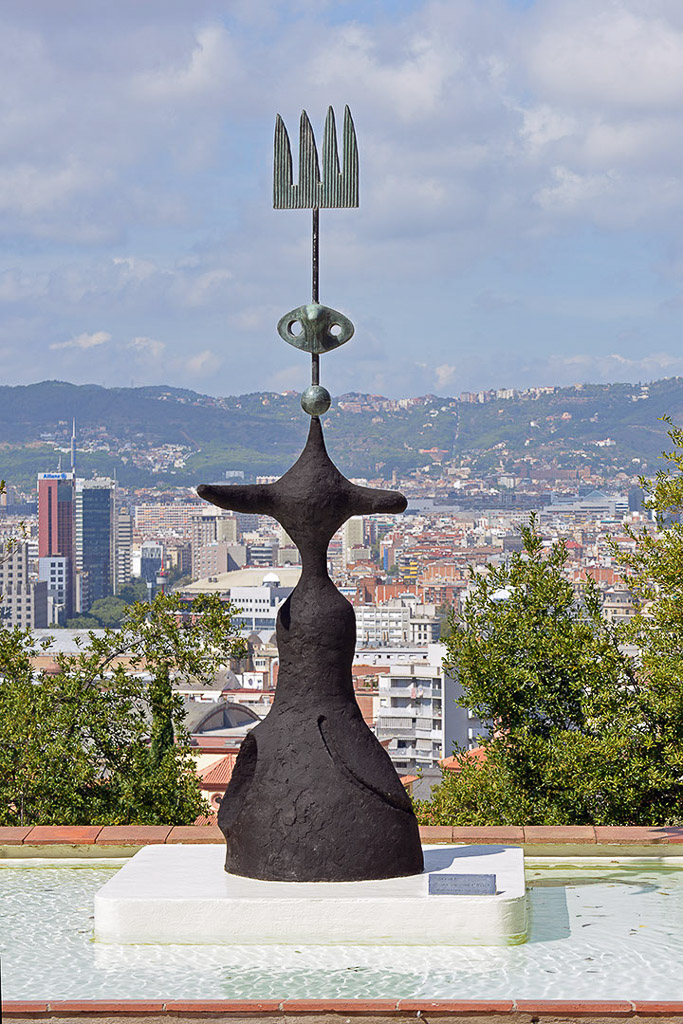 Skulptur auf der Terrasse im Hochformat vor dem Panorama