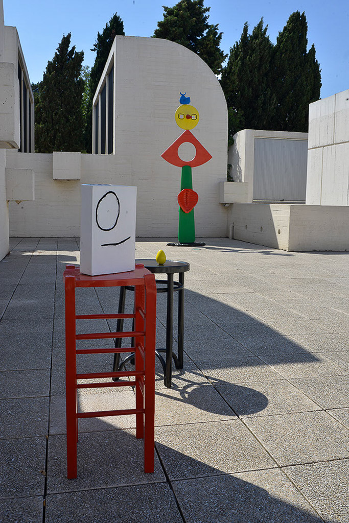 Bunte Skulptur auf einem roten Gestell