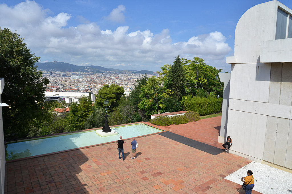 Terrasse mit Wasserbecken und Blick auf die Stadt