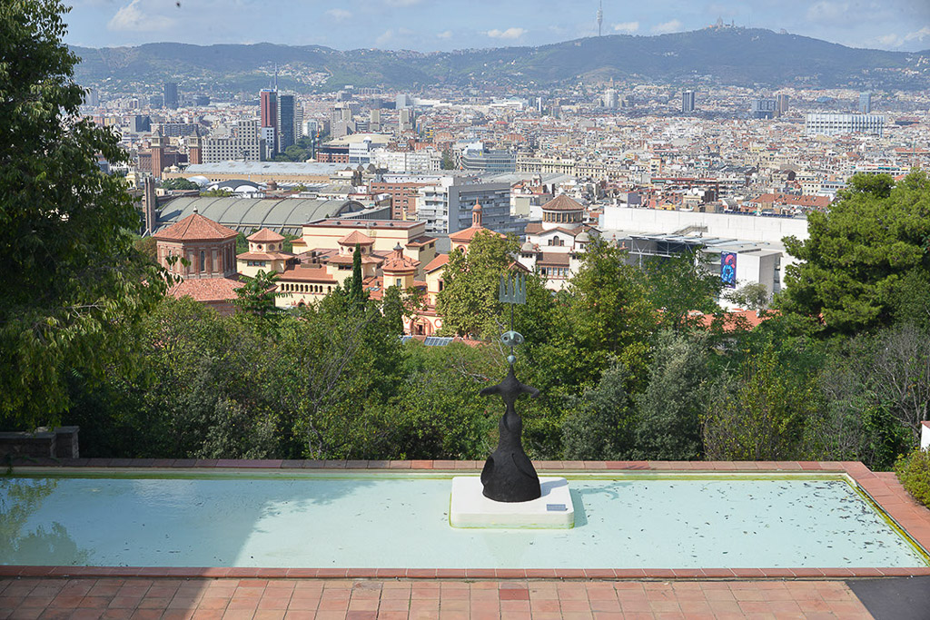 Terrasse mit Skulptur und Blick über Barcelona