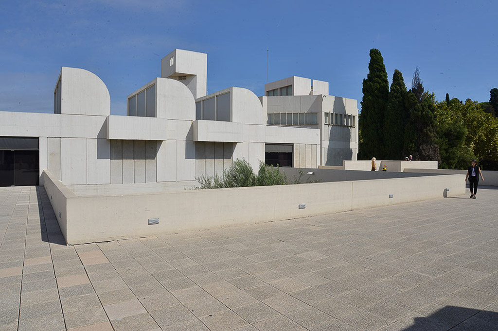 Museumsbau mit Terrassen und Mauern aus Sichtbeton