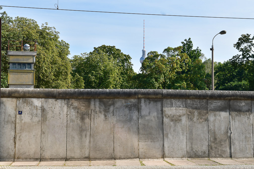 Mauerabschnitt mit Wachturm im Hintergrund