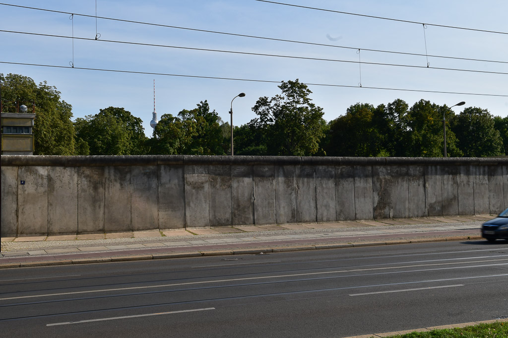 Mauer entlang der Straße