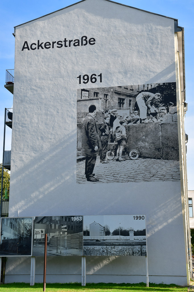 Hauswand mit Foto von 1961 und Schriftzug Ackerstraße im Hochformat