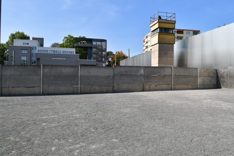 Grenzstreifen mit Wachturm