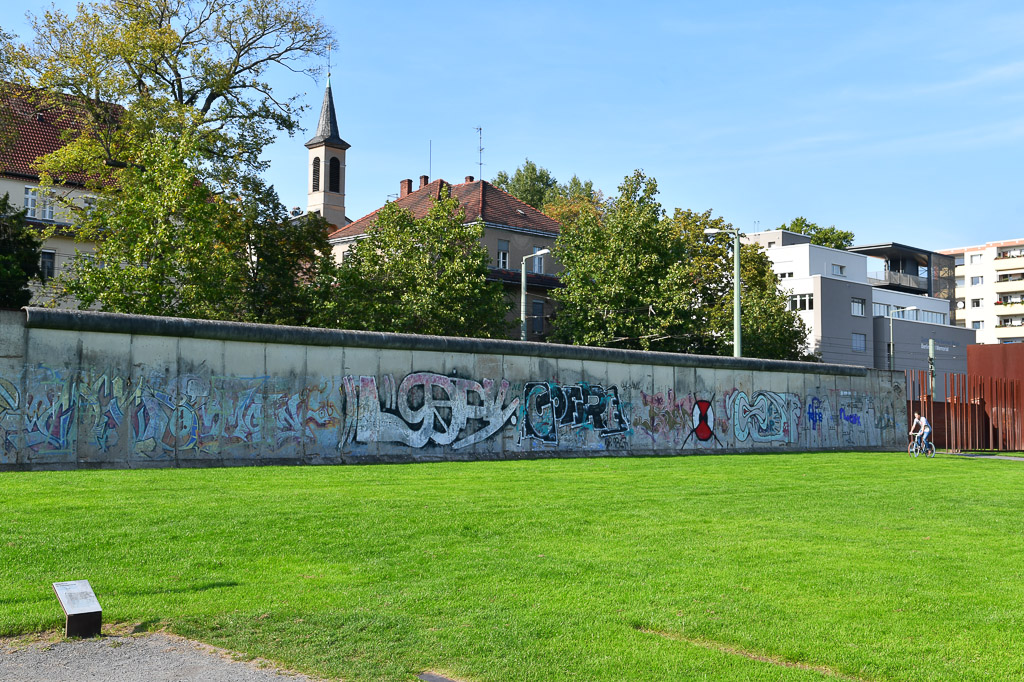 Mauerstück mit Graffiti und Wiese