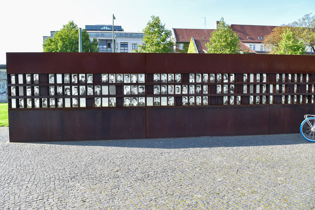 Mahnmal aus rostigem Stahl mit Fenstern