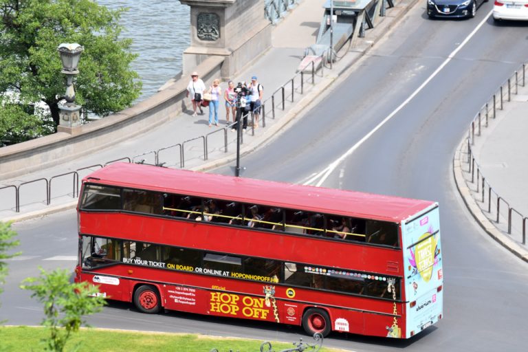 Roter Doppeldeckerbus der Giraffe Hop On Hop Off Tour