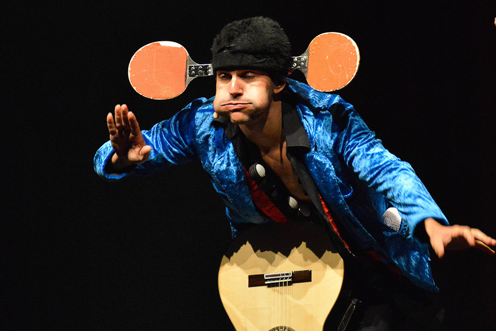Artist mit Hut und Gitarre