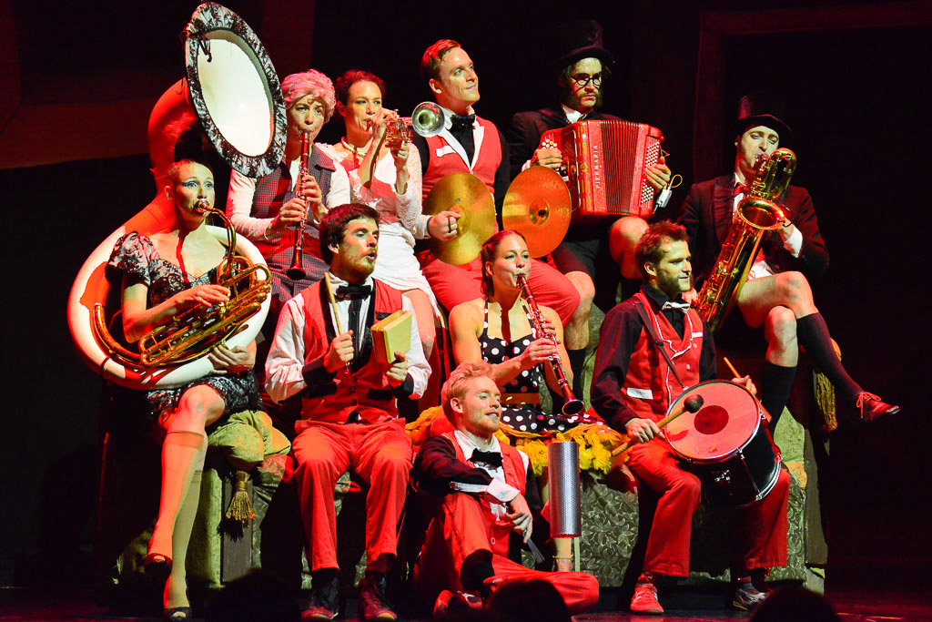 Musikgruppe in bunten Kostümen