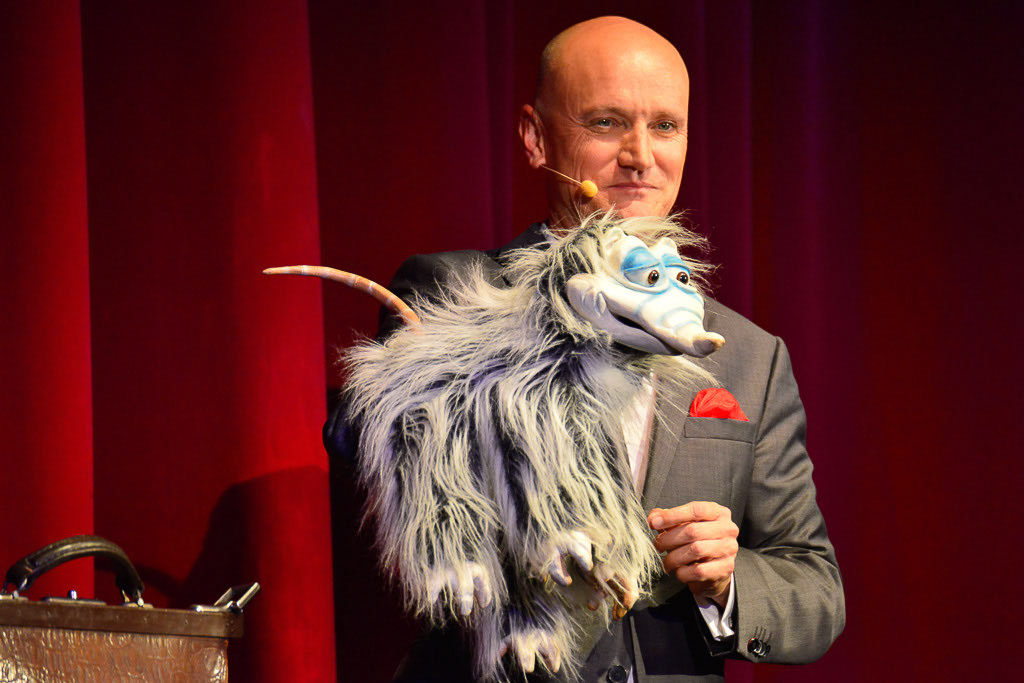 Entertainer mit Puppe