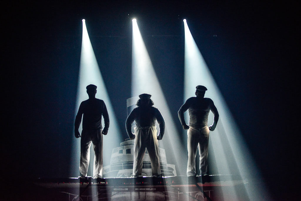 Silhouetten im Scheinwerferlicht