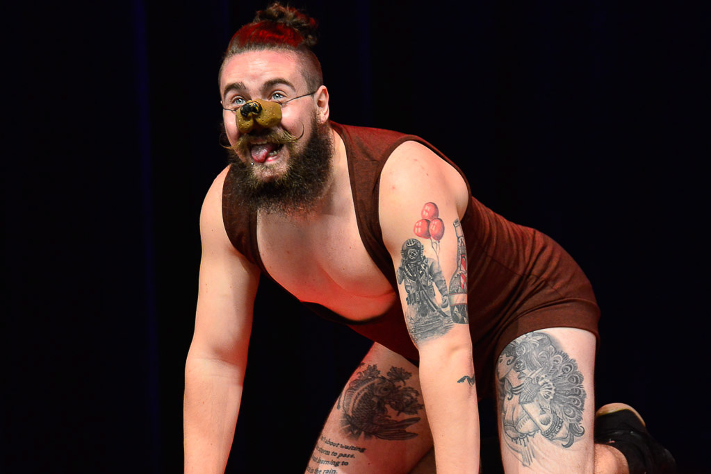 Artist mit Tiermaske