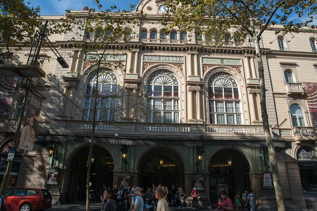 Außenfassade des Opernhauses an der Rambla