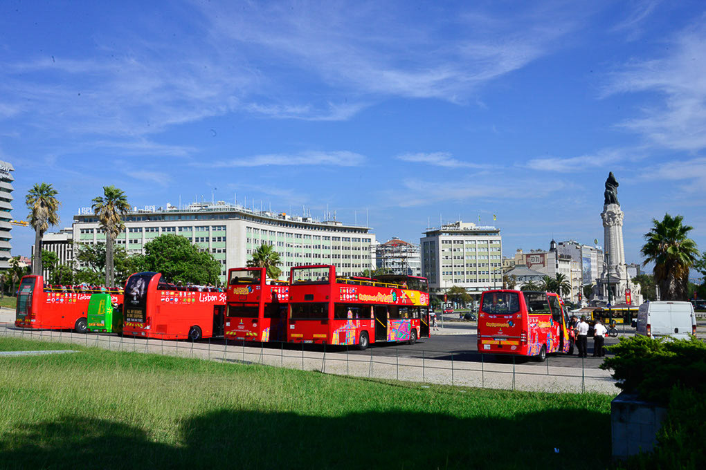 Rote Doppeldeckerbusse im Parque das Nações