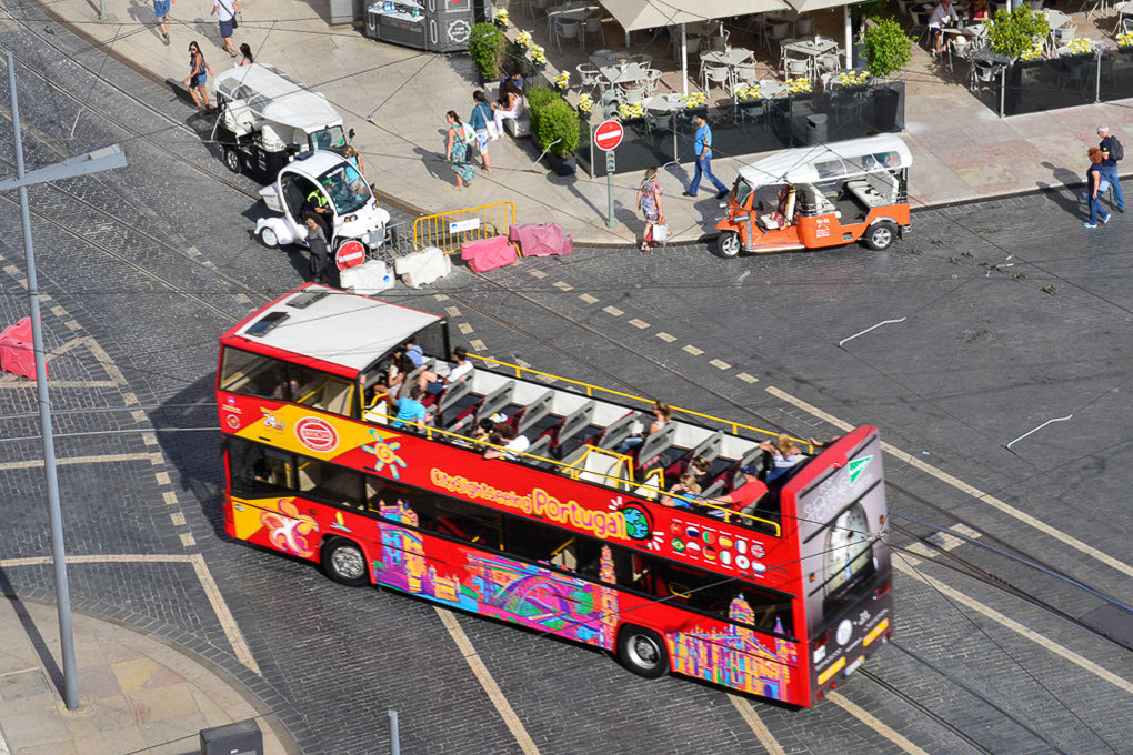 Bus in der Stadt, von oben gesehen