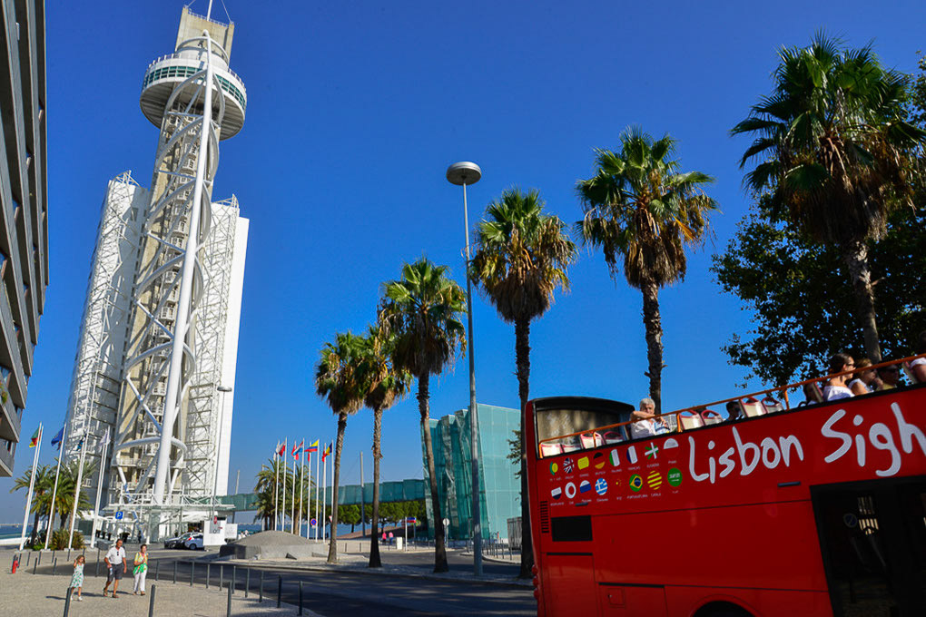 Bus vor dem Vasco-da-Gama-Turm