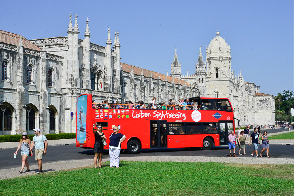 Bus vor dem Hieronymitenkloster
