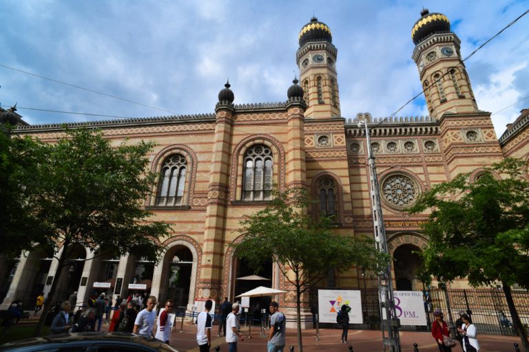 Die Fassade der Dohány-Synagoge mit zwei Türmen