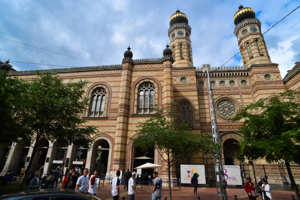 Die Fassade der Dohány-Synagoge mit zwei Türmen