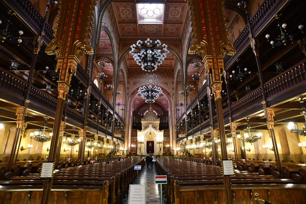 Hauptsaal der Großen Synagoge mit Emporen und Kronleuchtern