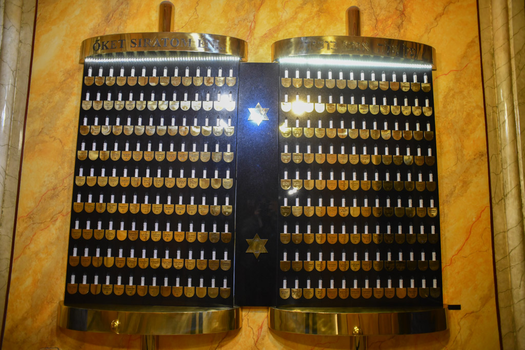 Goldene Tafel mit Davidstern und vielen kleinen Feldern