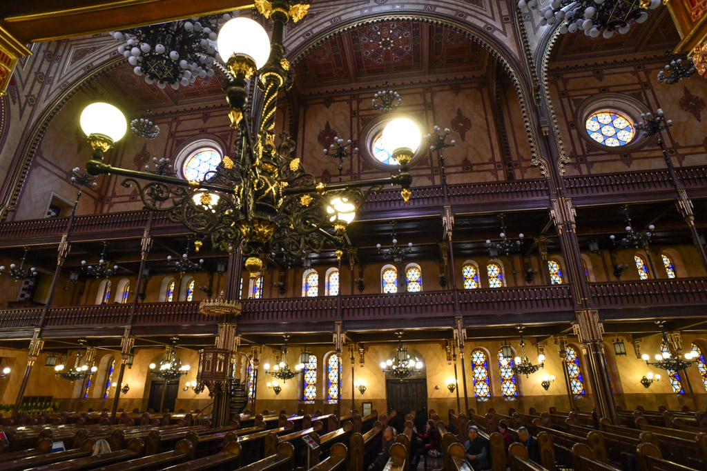 Kronleuchter und Emporen im Hauptsaal