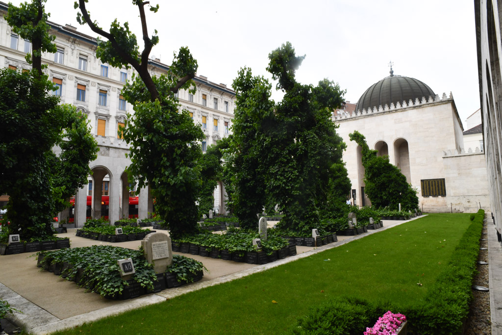 Garten der Synagoge mit Grünanlage