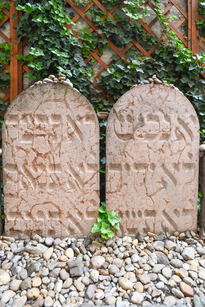 Zwei Grabsteine im Garten