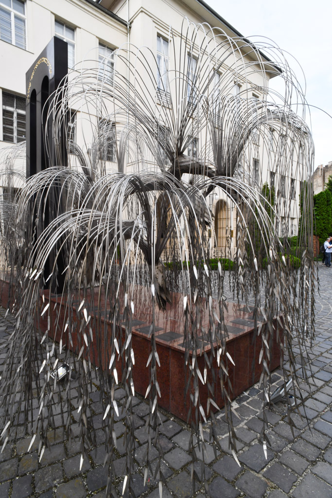 Metallskulptur im Hof