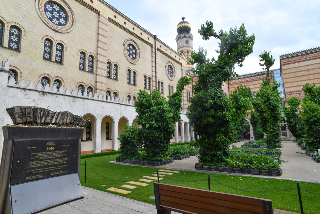 Gedenktafel und Garten vor der Synagoge