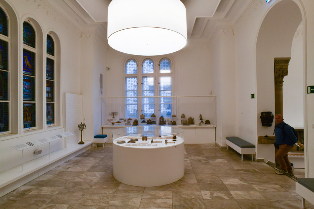 Heller Ausstellungsraum mit Vitrine