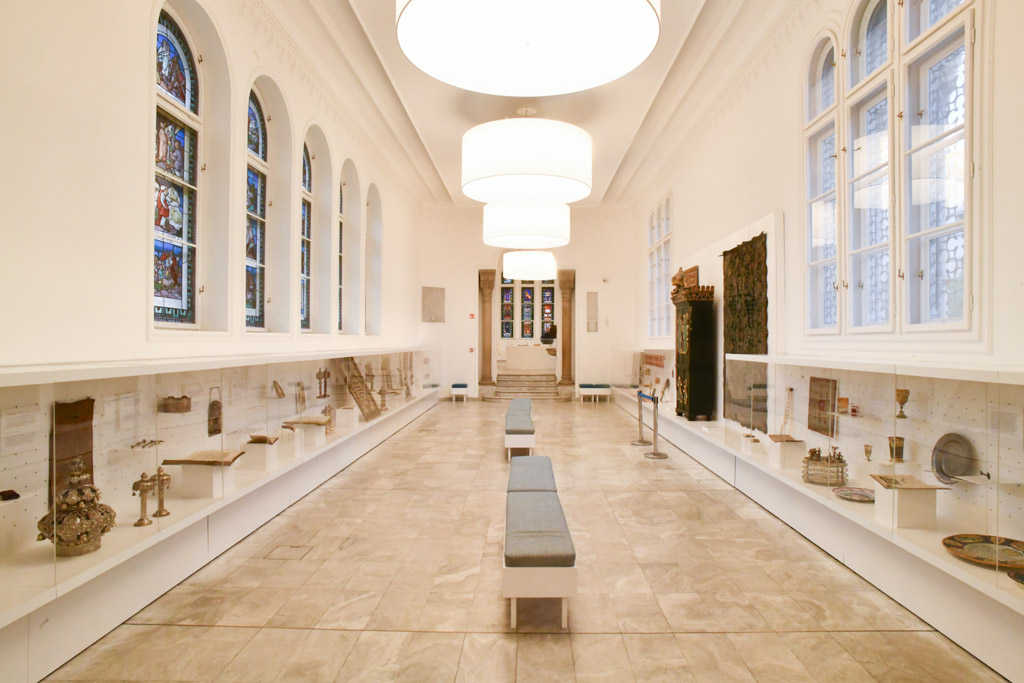 Langer Ausstellungssaal im Museum