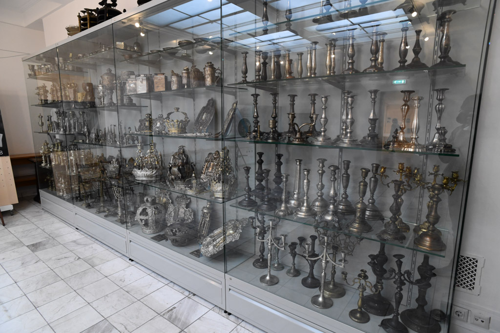 Vitrine mit Leuchtern und Kultgegenständen
