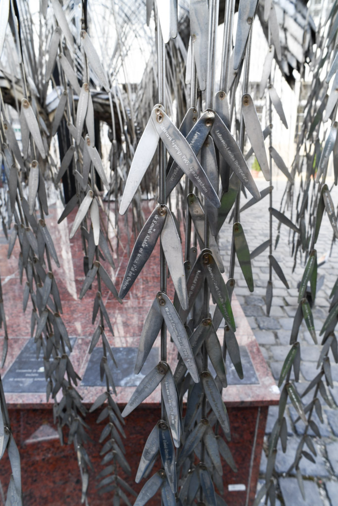Metallskulptur mit Blättern