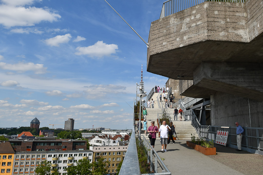 Bergpfad an der Fassade des Bunkers
