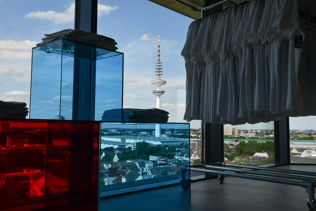 Fensterfront mit Blick auf die Stadt