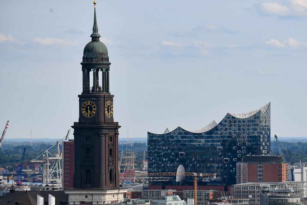 Michel und Elbphilharmonie in der Ferne