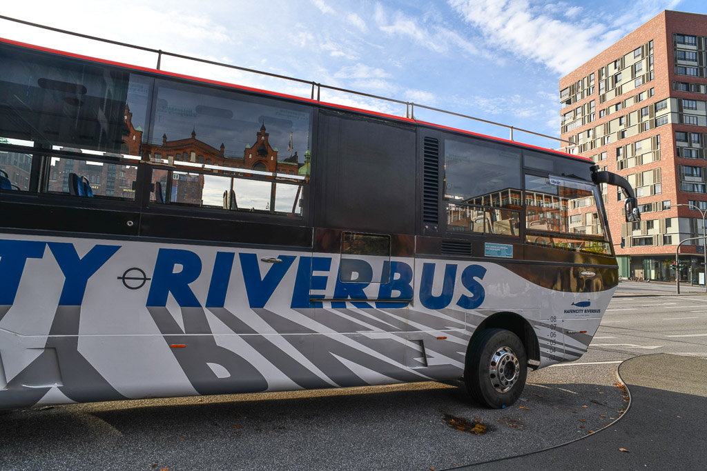 RiverBus an der Speicherstadt