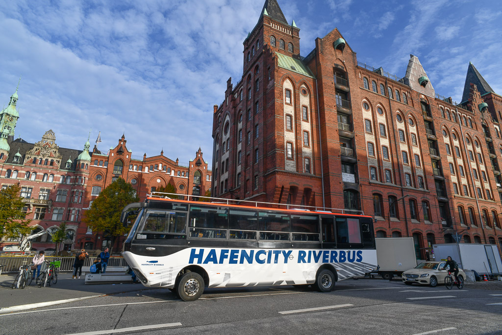 RiverBus vor der Speicherstadt