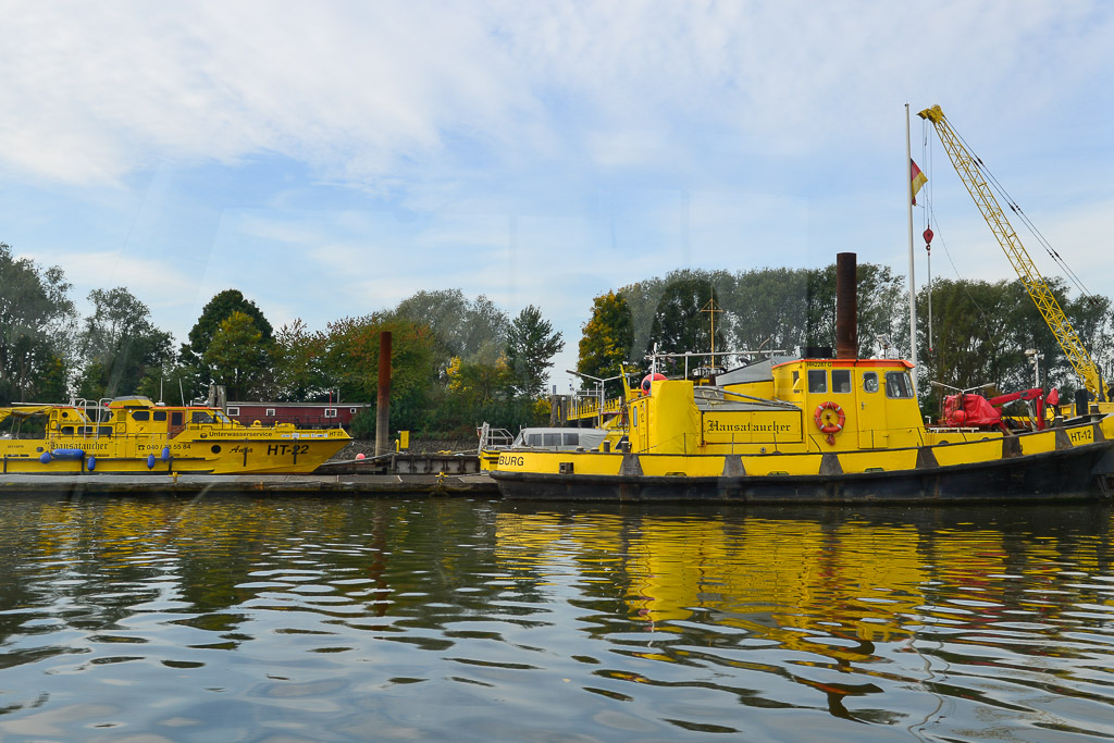 Gelbe Schiffe am Ufer