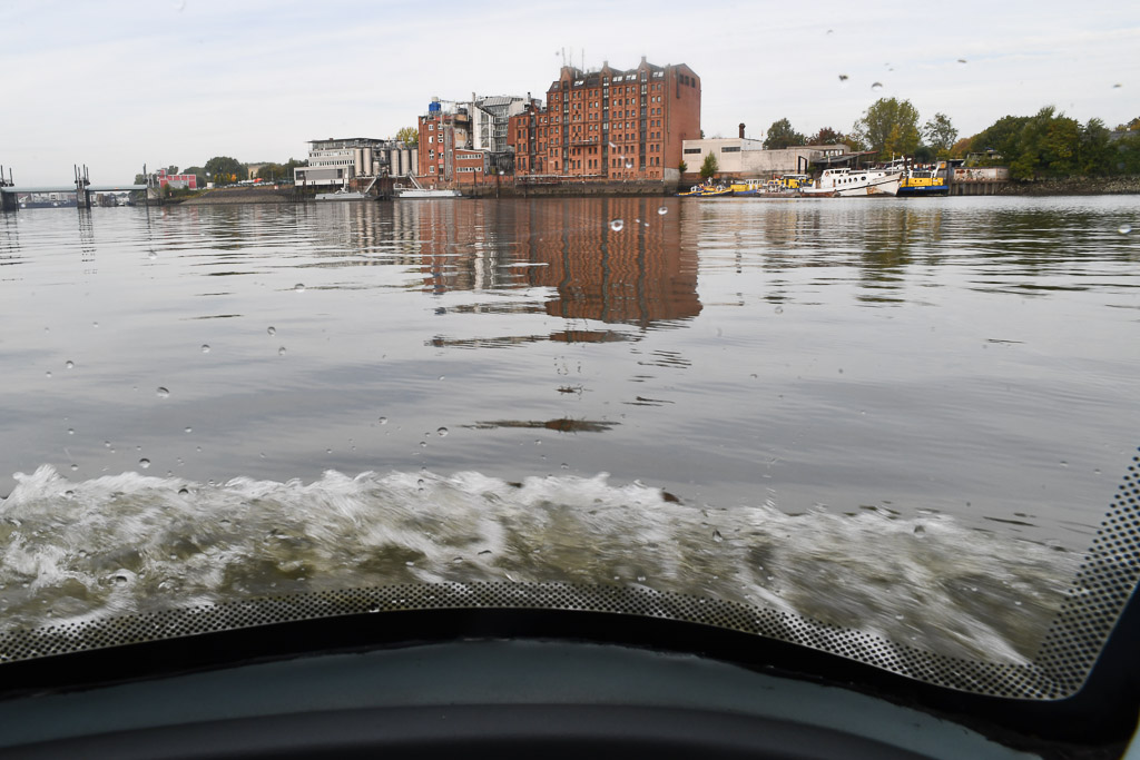 Blick vom Wasser auf die Speicherstadt