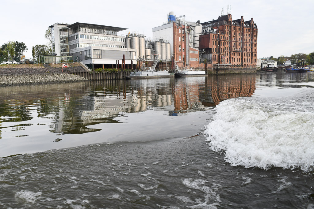 Blick vom Wasser auf Speicherstadt und Gischt