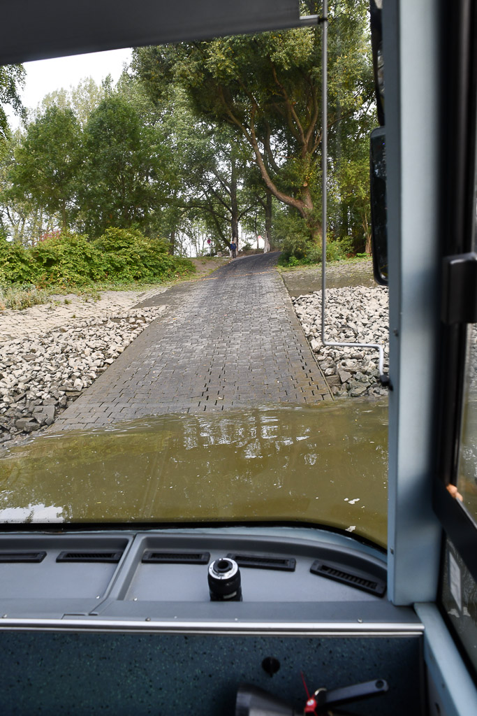 Weg am Ufer im Hochformat