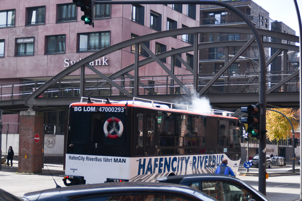 RiverBus an der Brücke