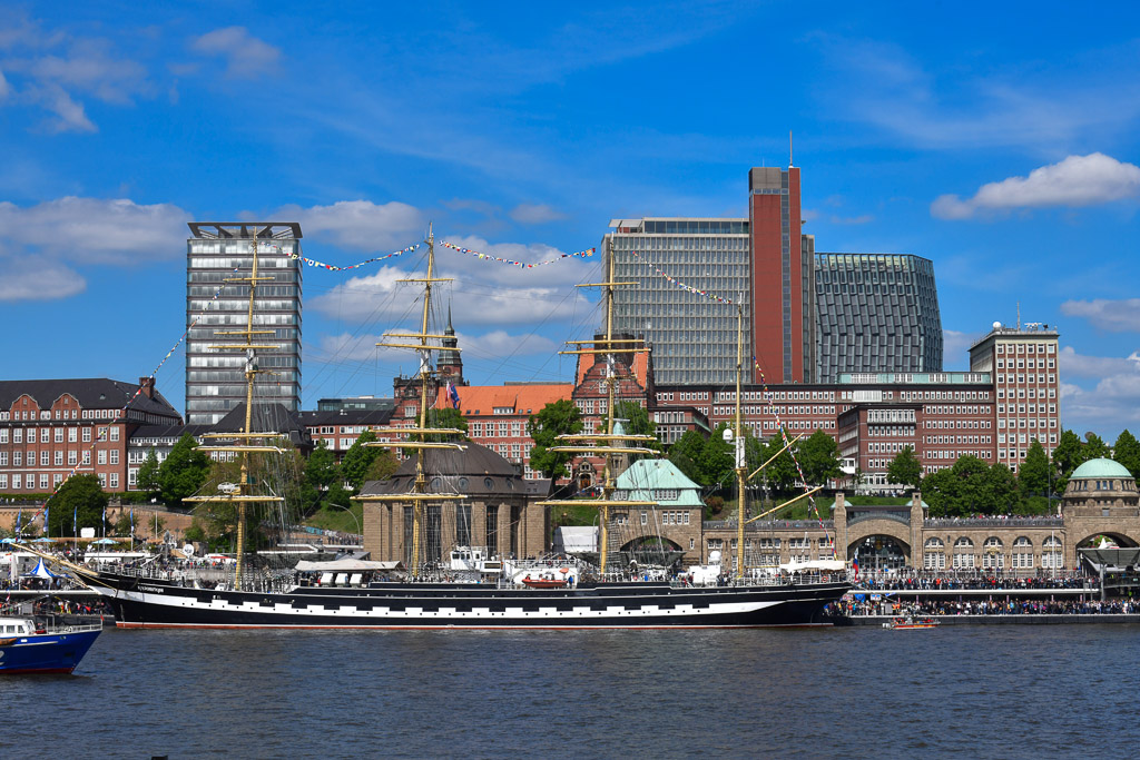 Großsegler im Hamburger Hafen