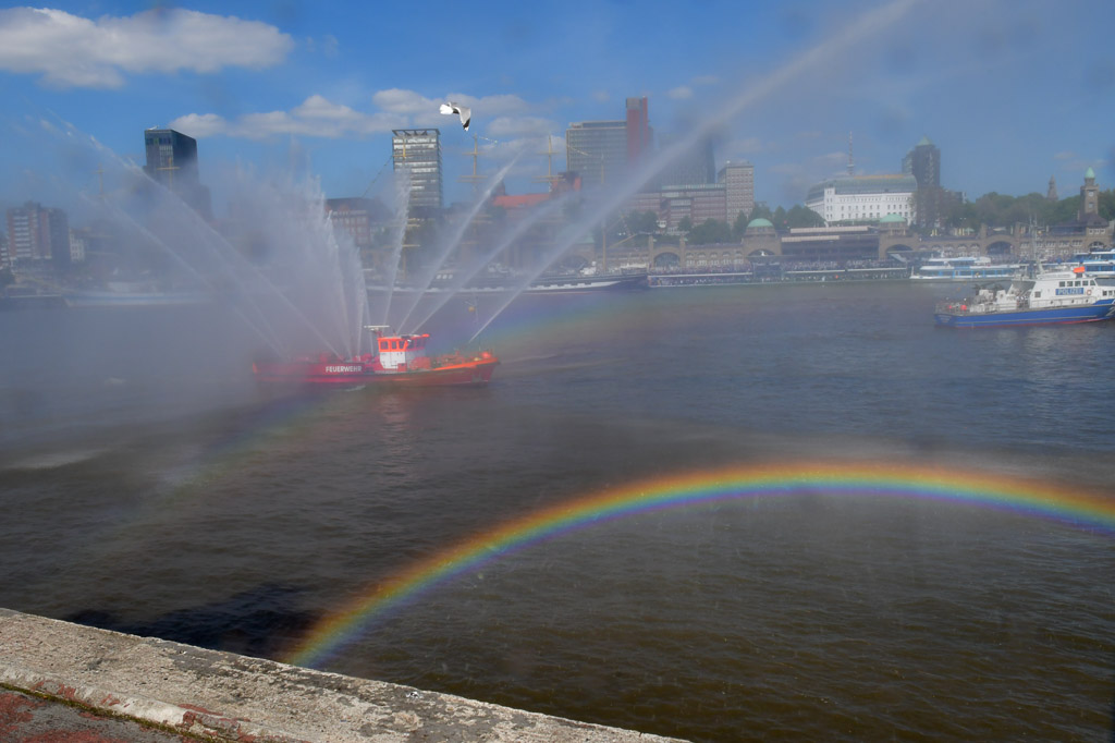 Löschschiff mit Wasserfontäne und Regenbogen